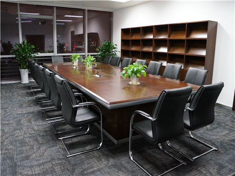 辦公室家具會議桌的材料用實木、鋼制還是亞克力？
